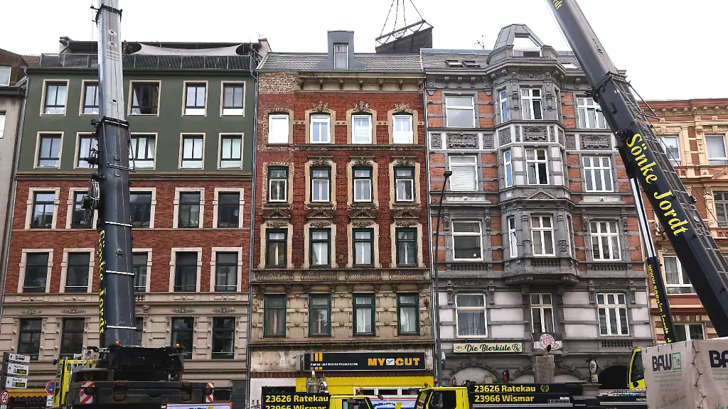 Abrissarbeiten-an-einsturzgefaehrdetem-Haus-in-Hamburg-Altona-dpa-Bildfunk