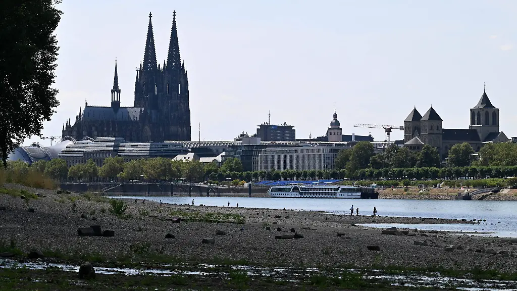 02-08-2026-xophax-oeffentliches-Leben-Koeln-Rheinufer-Koelner-Dom-Niedrigwasser-Rhein-von-Koeln-Muehlheim-Rheinpark-Rheinpegel-in-Koeln-erreicht-Tiefstand