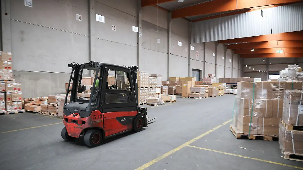 Im-Hamburger-Gross-und-Aussenhandel-arbeiten-rund-60-000-Beschaeftigte