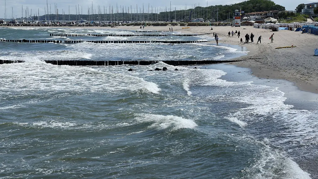 Das-Rostocker-Gesundheitsamt-raet-derzeit-zur-Vorsicht-beim-Baden-in-der-Ostsee-Der-Grund-sind-Blaualgen