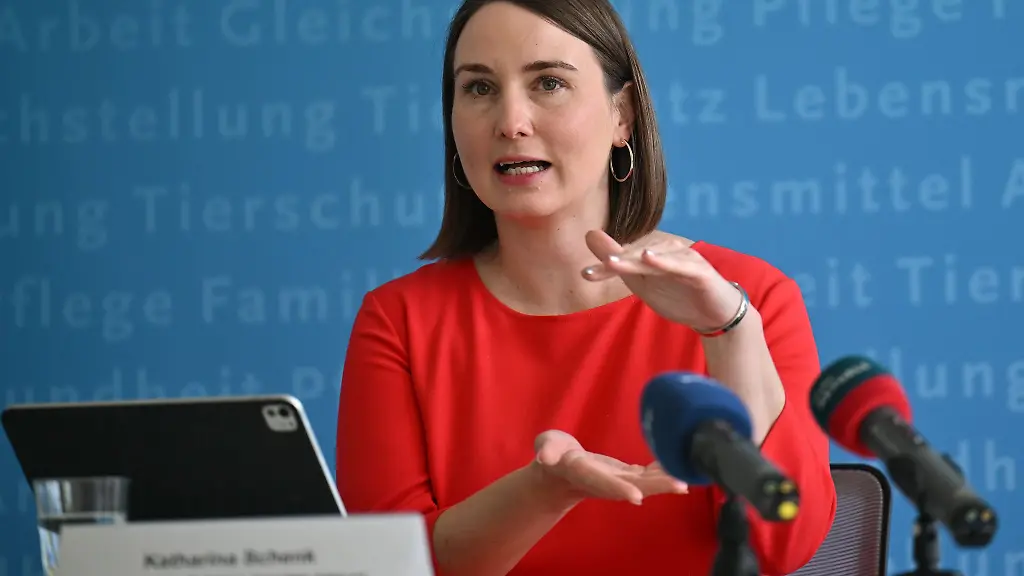 Thueringens-Gesundheitsministerin-Katharina-Schenk-raet-sein-eigenes-Verhalten-an-Hitzetagen-anzupassen