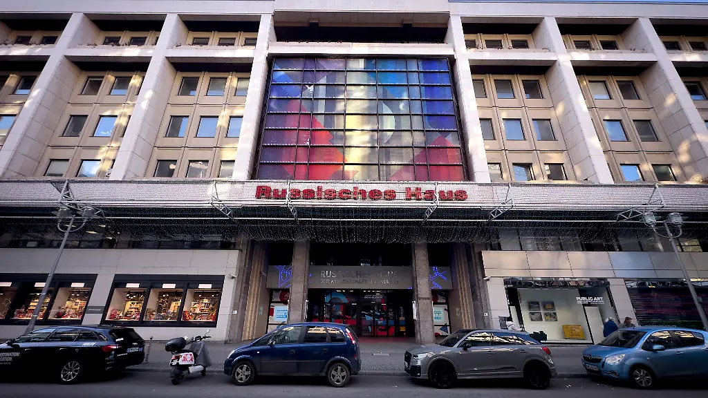 DEU-Deutschland-Germany-Berlin-20-01-2026-AUS-DER-SERIE-RUSSISCHES-HAUS-Aussenansicht-Russisches-Haus-Rushaus-in-der-Friedrichstrasse-im-Zentrum-Mitte-in-Berlin-Deutschland-Das-Haus-dient-als-das-offizielle-Haus-der-russischen-Regierung-zur-Verbreitung-und-Propaganda-der-Wissenschaft-und-Kultur-von-Russland-und-wurde-1984-als-Haus-der-Sowjetischen-Wissenschaft-und-Kultur-gegruendet-Es-war-das-groesste-aller-sowjetischen-Auslandskulturzentren-Nach-der-Invasion-und-dem-russischen-Angriffskrieg-auf-die-Ukraine-in-2022-von-Russland-in-der-Ukraine-wird-es-von-der-EU-sanktionierten-Regierungsagentur-Rossotrudnitschestwo-betrieben-und-steht-unter-oeffentlicher-Kritik-ob-der-Weiterbetrieb-des-Russischen-Hauses-nicht-gegen-die-EU-Sanktionen-verstoesst-en-FROM-THE-SERIES-RUSSIAN-HOUSE-Exterior-view-of-the-Russian-House-Russisches-Haus-on-Friedrichstrasse-in-the-Mitte-district-of-Berlin-Germany-The-building-serves-as-the-official-home-of-the-Russian-government-for-the-dissemination-and-propaganda-of-Russian-science-and-culture-and-was-founded-in-1984-as-the-House-of-Soviet-Science-and-Culture-It-was-the-largest-of-all-Soviet-cultural-centers-abroad