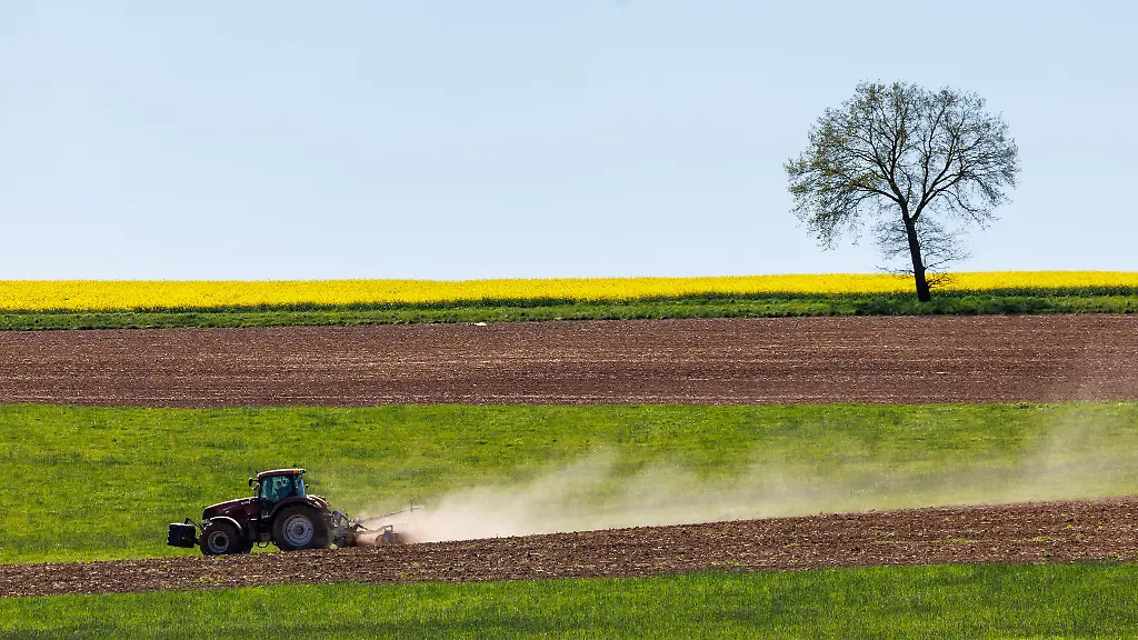 Ein-Landwirt-ist-bei-Feldarbeiten-mit-seinem-Traktor-verunglueckt