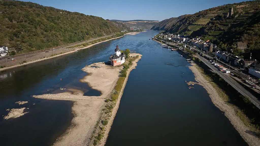 Das-Niedrigwasser-am-Rhein-beschraenkt-die-Binnenschifffahrt