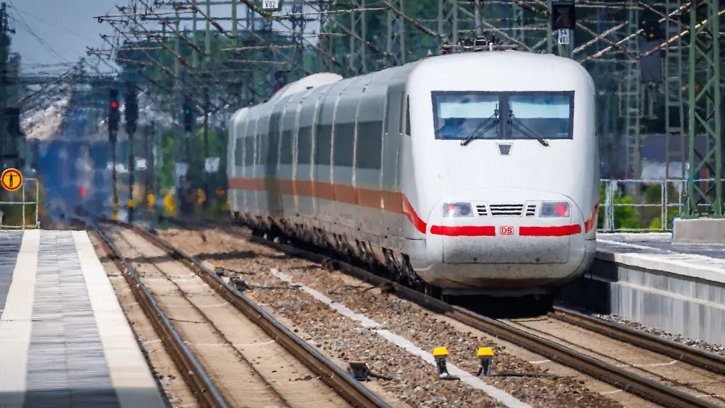 Ein-ICE-der-Deutschen-Bahn-faehrt-auf-der-wiedereroeffneten-Bahnstrecke-Hamburg-Berlin-durch-den-Bahnhof-Ludwigslust