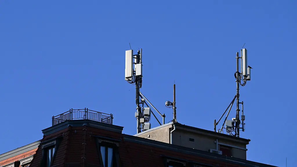 Das-Mobilfunknetz-in-Berlin-umfasst-rund-3-300-Sendemasten-die-zum-Teil-auf-Daechern-sind