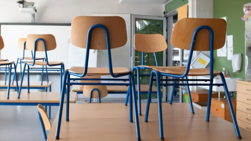 Stuehle-stehen-auf-den-Tischen-in-einer-Schule