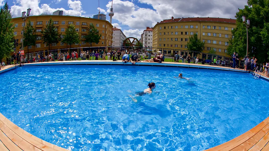 Es-gibt-diverse-Programmpunkte-wie-ein-Kraulkurs-oder-Synchronschwimmen