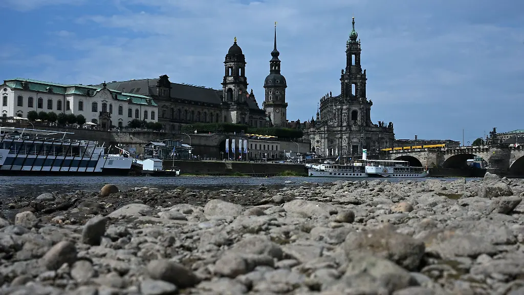 Der-Wasserstand-der-Elbe-in-Dresden-soll-nach-Prognosen-in-den-kommenden-Tagen-wieder-leicht-steigen-Archivbild