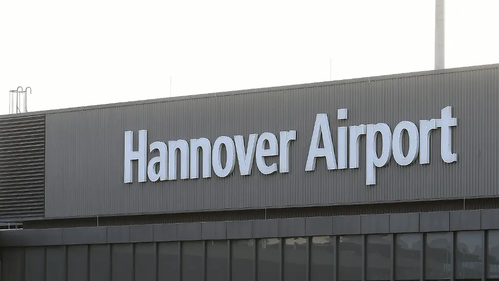 ARCHIV-14-01-2019-Niedersachsen-Hannover-Der-Schriftzug-Hannover-Airport-an-der-Fassade-zwischen-den-Fluggastgebaeuden-B-und-C-des-Flughafens
