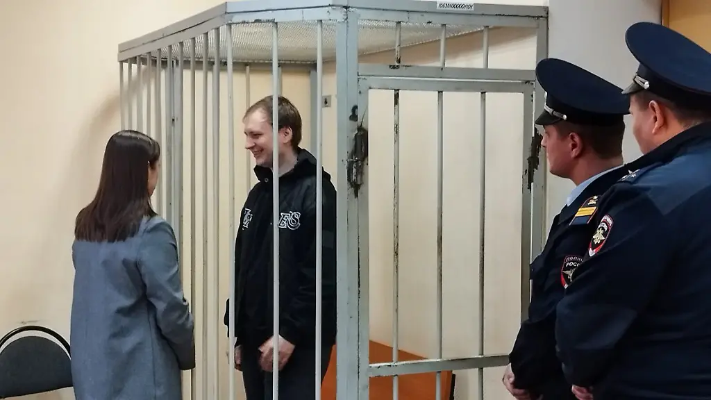 DIESES-FOTO-WIRD-VON-DER-RUSSISCHEN-STAATSAGENTUR-TASS-ZUR-VERFUeGUNG-GESTELLT-RUSSIA-VORONEZH-NOVEMBER-11-2025-US-citizen-Robert-Gilman-attends-a-hearing-as-the-Central-District-Court-considers-another-criminal-case-against-him-assaulting-a-corrections-officer