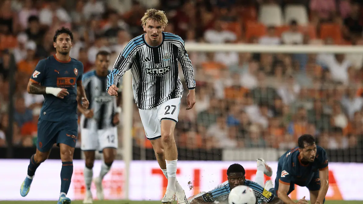 Orange-Trophy-Valencia-CF-and-Newcastle-VALENCIA-SPAIN-AUGUST-8-Nick-Woltemade-of-Newcastle-United-in-action-during-the-Orange-Trophy-match-between-Valencia-CF-and-Newcastle-at-Mestalla-Stadium-on-August-8-2026-in-Valencia-Spain