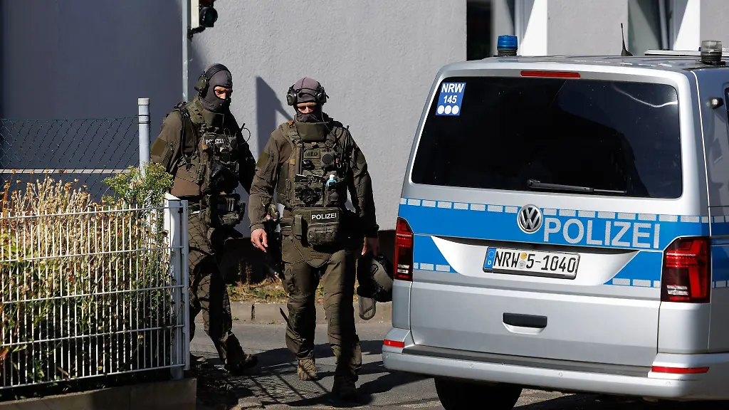 Nach-ersten-Angaben-der-Polizei-soll-der-Mann-mit-einer-Waffe-in-der-Hand-auf-die-Einsatzkraefte-losgelaufen-sein-Diese-gaben-mehrere-Schuesse-ab