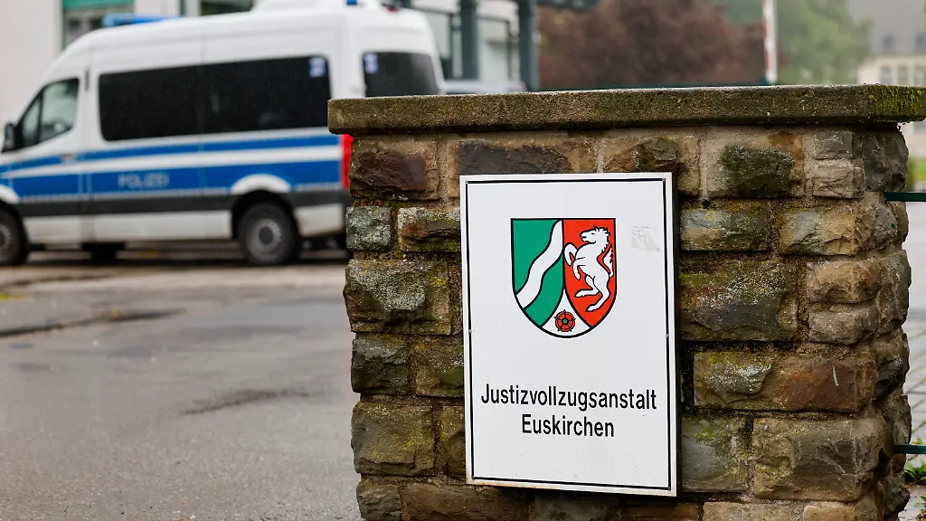 Einsatzbeamte-der-Polizei-befinden-sich-auf-dem-Gelaende-der-Justizvollzugsanstalt-zwecks-Durchsuchungen