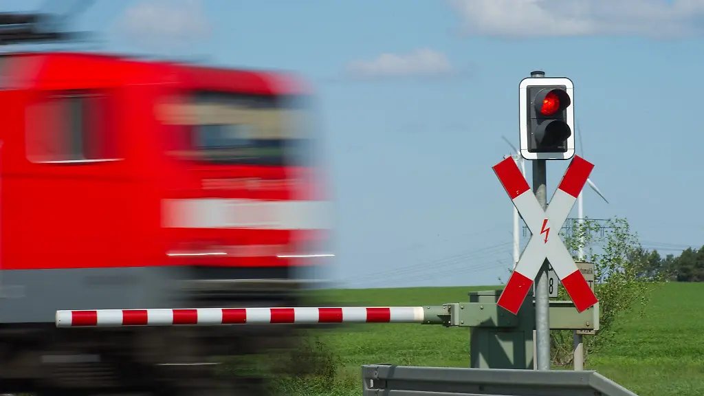 An-einem-Bahnuebergang-ist-ein-Zug-mit-einem-Auto-kollidiert