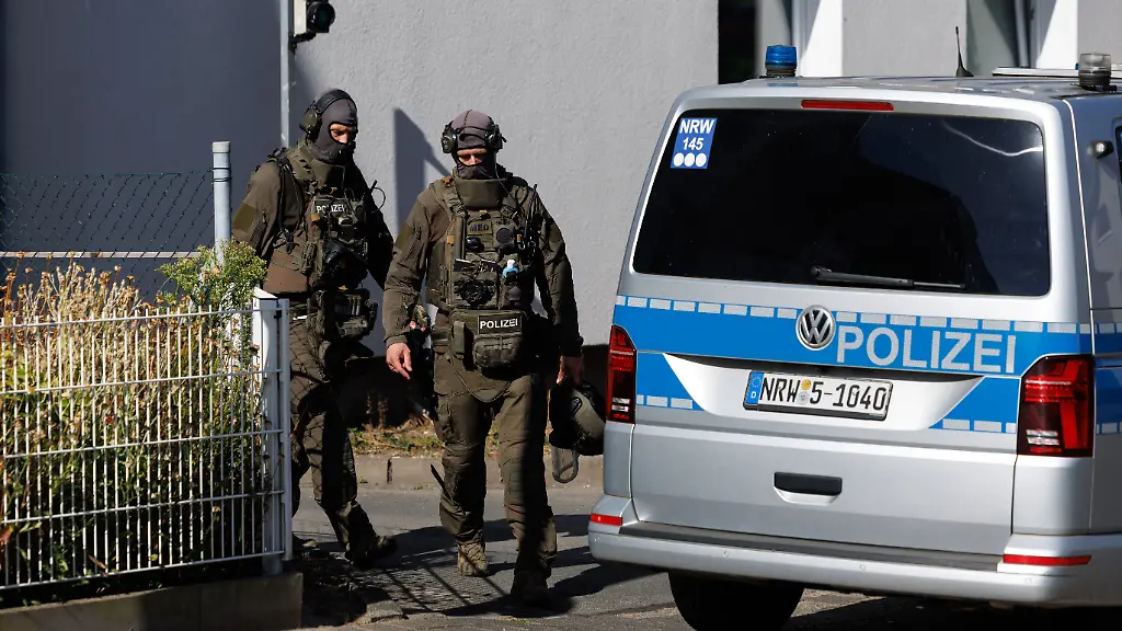 Einsatzkraefte-der-Polizei-verlassen-den-Einsatzort-Bei-einem-Einsatz-in-Bielefeld-haben-Polizeibeamte-einen-bewaffneten-Mann-erschossen