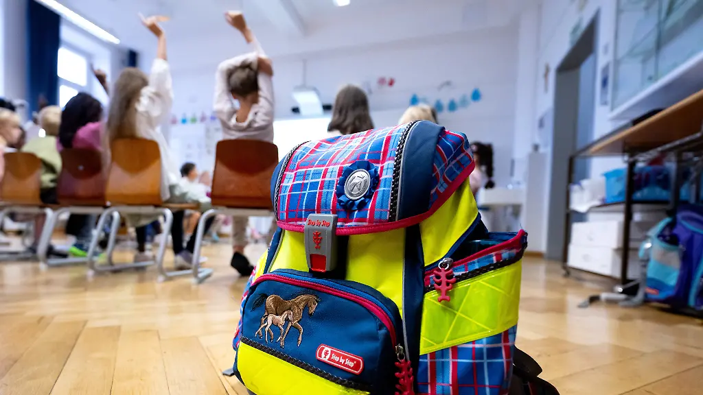 Schulkinder-einer-zweiten-Klasse-sitzen-am-ersten-Schultag-nach-den-Sommerferien-in-ihrer-Klasse-in-der-Grundschule-an-der-Kirchenstrasse