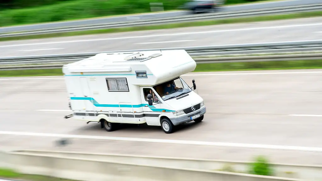 An-einem-Wohnmobil-platzt-ein-Reifen-Unfall-auf-der-A8-bei-Guenzburg