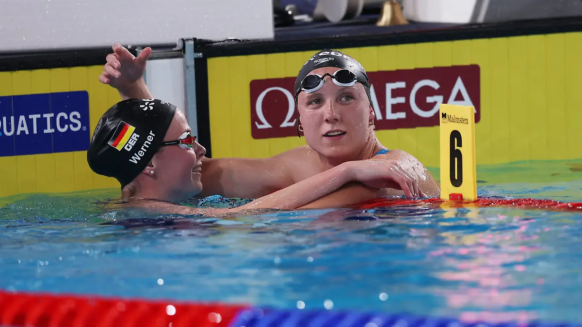 Swimming-European-Aquatics-Championships-Paris-Aquatic-Centre-Paris-France-August-11-2026-Silver-medallist-Germany-s-Isabel-Gose-and-bronze-medallist-Germany-s-Maya-Werner-celebrate-after-the-Women-s-800m-Freestyle-Final-REUTERS-Gonzalo-Fuentes