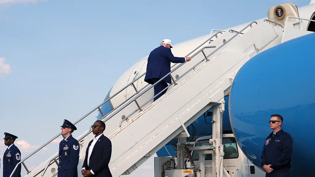 US-Praesident-Donald-Trump-steigt-am-Flughafen-Morristown-in-die-Air-Force-One-ein