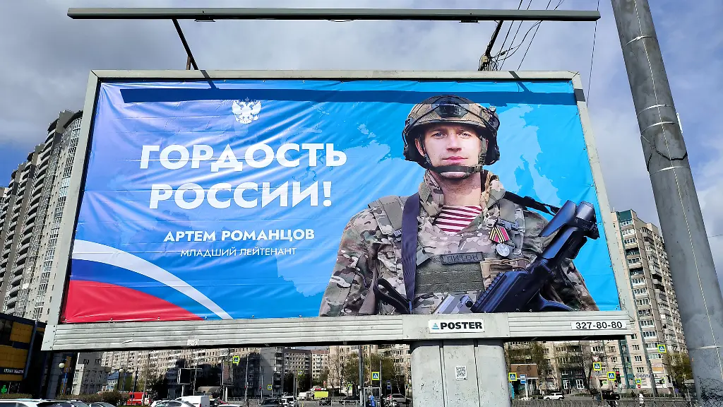 Russian-Federation-Saint-Petersburg-A-banner-depicting-an-army-soldier-Pride-of-Russia-Artyom-Romantsov-Second-Lieutenant