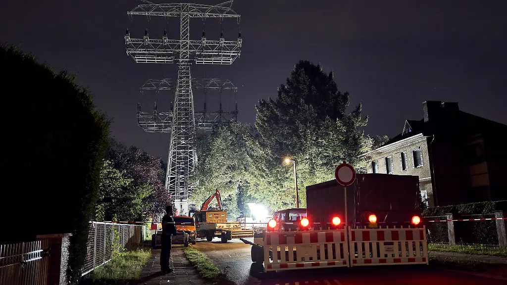 Nach-einem-Anschlag-auf-einen-Strommast-in-Berlin-kam-es-im-September-2025-zu-einem-grossflaechigen-Stromausfall-im-Berliner-Suedosten