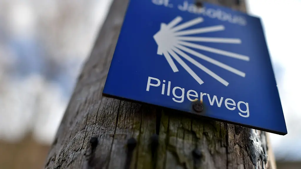Ein-Schild-markiert-in-Eisleben-den-St-Jakobus-Pilgerweg