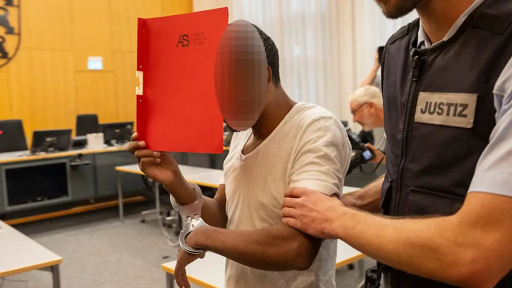 Der-Angeklagte-hatte-den-Angestellten-eines-Elektrofachmarktes-aus-dem-Nichts-heraus-angegriffen
