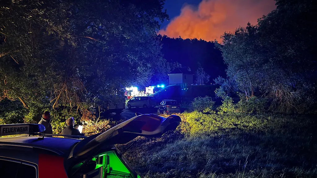 Zahlreiche-Feuerwehrleute-sind-auch-in-der-Nacht-im-Einsatz