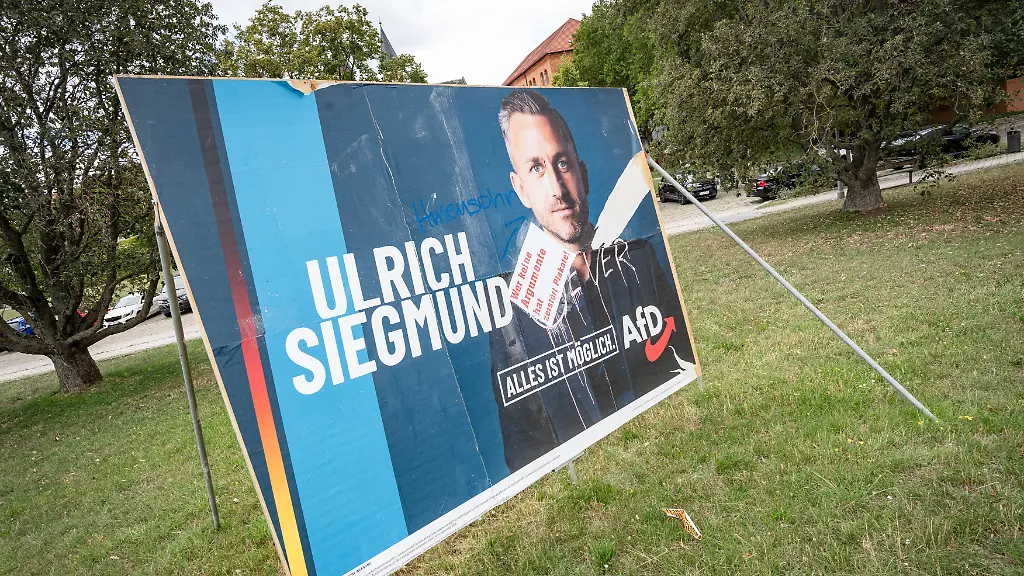 Beschaedigtes-Wahlplakat-der-AfD-mit-Spitzenkandidat-Ulrich-SiegmundWahlplakat-zur-Landtagswahl-2026-in-Magdeburg-Sachsen-Anhalt-Magdeburg-Sachsen-Anhalt-Deutschland-Magdeburg-Innenstadt-Damaged-AfD-campaign-poster-featuring-lead-candidate-Ulrich-Siegmund-poster-for-the-2026-state-election-in-Magdeburg-Saxony-Anhalt-Magdeburg-Saxony-Anhalt-Germany-downtown-Magdeburg