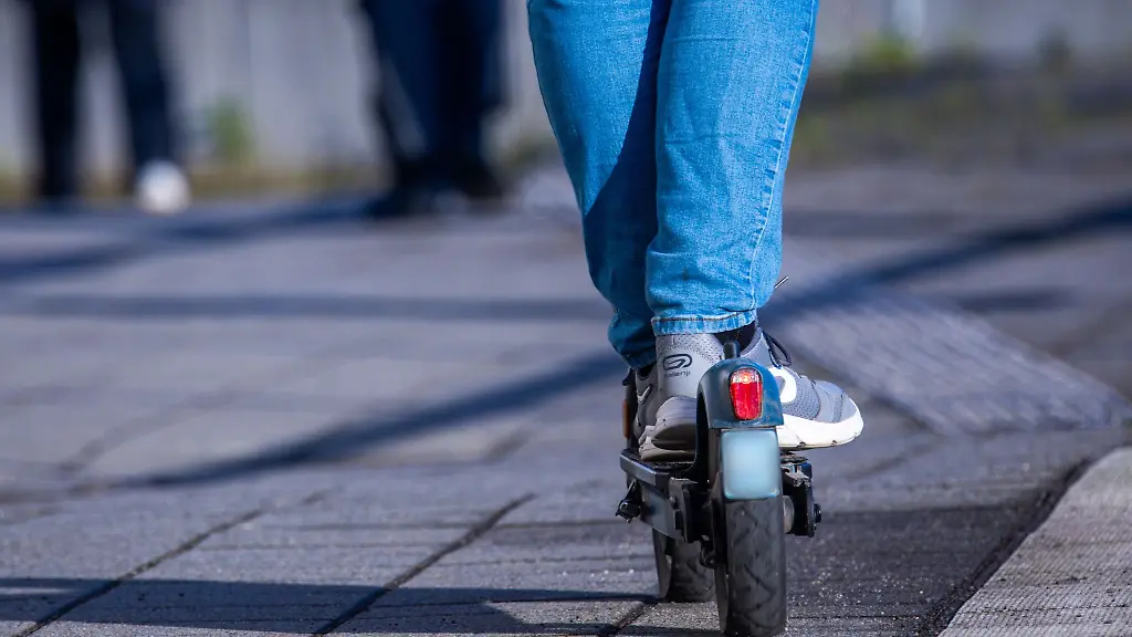 Der-Fahrer-des-E-Scooters-ist-bislang-unbekannt