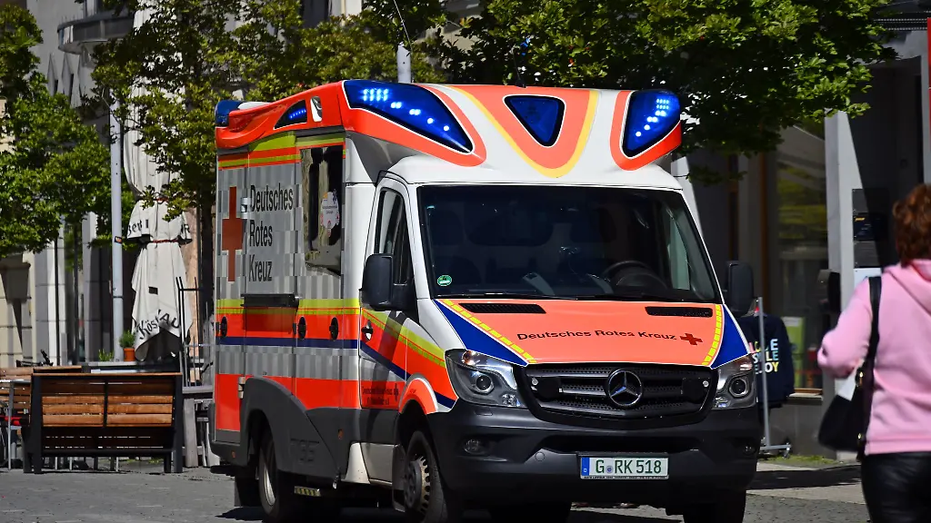 Beim-Zusammenstoss-eines-Autos-und-einer-Strassenbahn-werden-in-Erfurt-zwei-Menschen-verletzt