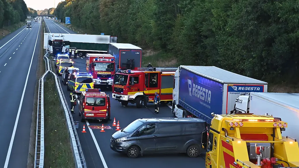 Der-Fahrer-des-Lastwagens-verlor-aus-bislang-ungeklaerter-Ursache-die-Kontrolle-ueber-das-Fahrzeug