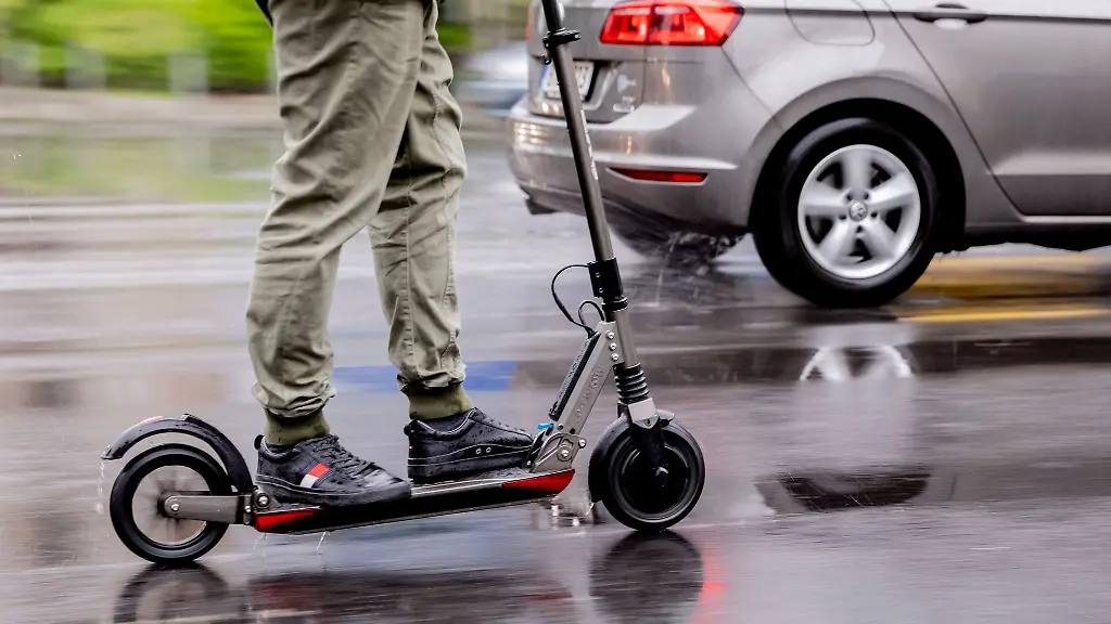 Ein-Jugendlicher-ist-mit-einem-E-Scooter-gestuerzt-und-spaeter-im-Krankenhaus-gestorben