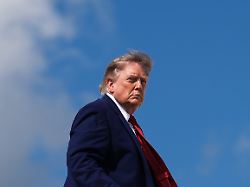 Neue Drohung gegen Iran: Trump behauptet: USA kontrollieren Straße von Hormus vollständig
