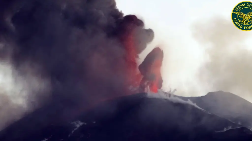 August-11-2026-Catania-Un-frame-tratto-da-un-video-della-Forestale-Siciliana-mostra-l-eruzione-dell-Etna-in-corso-11-agosto-2026