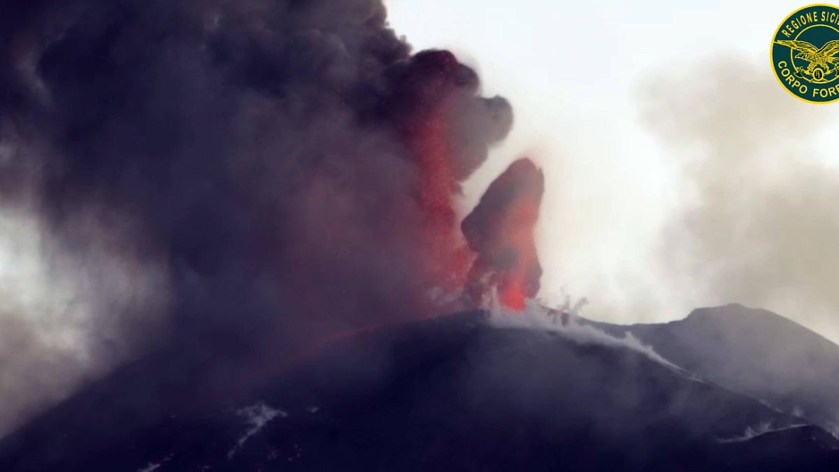 Catania airport remains closed: Mount Etna continues to spew ash and ...