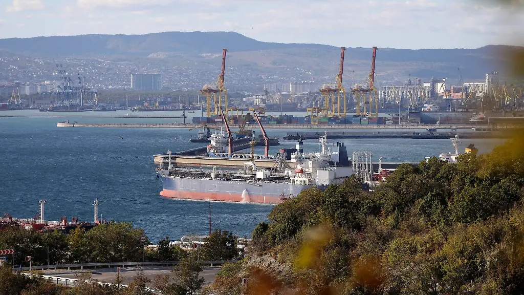 ARCHIV-11-10-2022-Russland-Noworossiysk-Ein-Oeltanker-liegt-im-Hafen-von-Noworossijsk-im-Sheskharis-Komplex-der-Chernomortransneft-JSC-einer-Tochtergesellschaft-der-Transneft-PJSC-einer-der-groessten-Anlagen-fuer-Oel-und-Erdoelprodukte-in-Suedrussland-Die-russische-Schwarzmeerkueste-ist-nach-Behoerdenangaben-in-der-Nacht-massiv-von-ukrainischen-Drohnen-angegriffen-worden