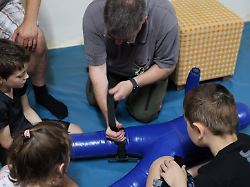 Erste-Hilfe-Training für Kinder: Blutungen stillen, Wunden versorgen - Kindheit in der Ukraine