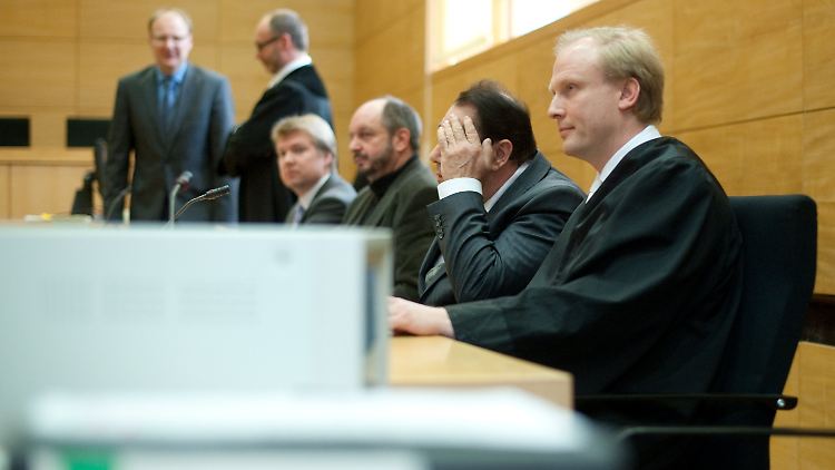Das Opfer im Gerichtssaal (Zweiter von rechts).