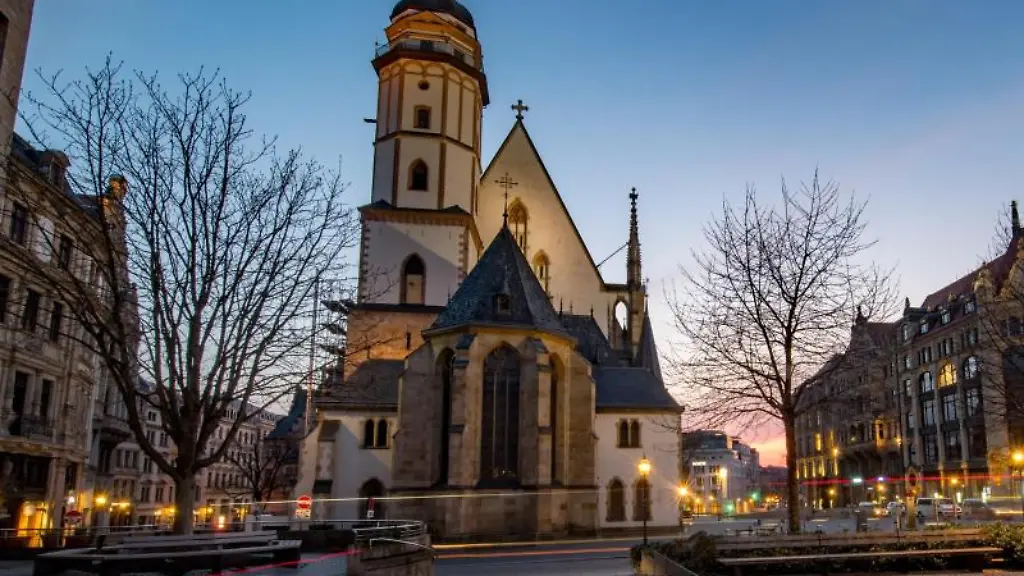 Abendrot-leuchtet-hinter-der-Thomaskirche-in-Leipzig