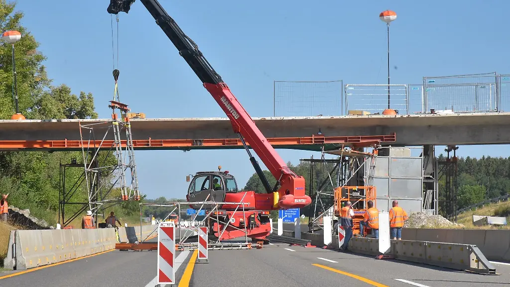 Bauarbeiten-an-einer-Bruecke-auf-der-Autobahn-81-Wegen-eines-herabgestuerzten-Stahltraegers-einer-Bruecke-ist-die-Autobahn-81-bei-Bad-Duerrheim-im-Schwarzwald-Baar-Kreis-in-beide-Fahrtrichtungen-nach-Singen-und-Stuttgart-voll-gesperrt-worden-Demnach-krachte-der-Stahltraeger-am-fruehen-Morgen-bei-Bauarbeiten-auf-ein-Geruest-und-dann-auf-die-Fahrbahn-Ein-Mitarbeiter-wurde-dabei-verletzt-Laut-dem-Polizeisprecher-war-sein-Fuss-gebrochen-Er-kam-ins-Krankenhaus