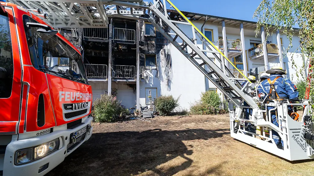 Bei-dem-Brand-in-einer-Einrichtung-fuer-betreutes-Wohnen-in-Rednitzhembach-wurden-vier-Wohnungen-vollstaendig-zerstoert-Ein-schwer-verletzter-71-Jaehriger-ist-inzwischen-im-Krankenhaus-gestorben