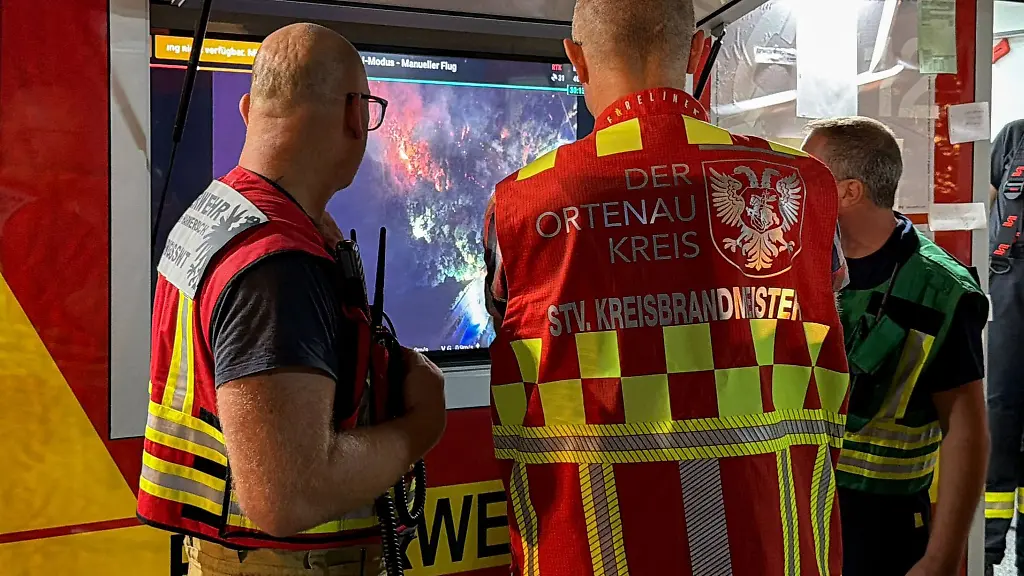 Ueber-viele-Stunden-hinweg-kaempften-Einsatzkraefte-gegen-die-Flammen