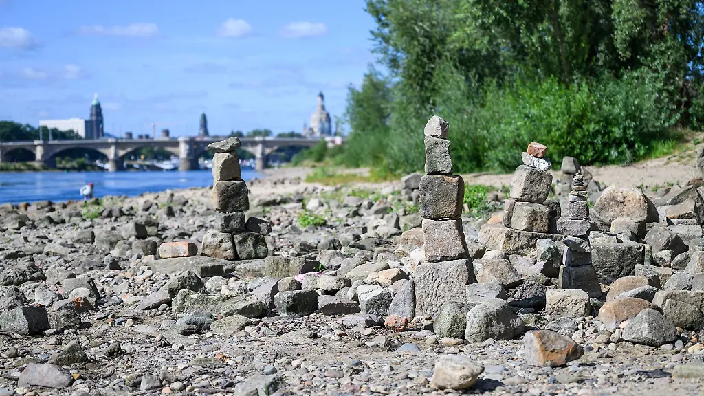 Das-Niedrigwasser-der-Elbe-in-Dresden-legt-Steine-aus-dem-Flussbett-frei-die-sonst-weit-im-Wasser-liegen