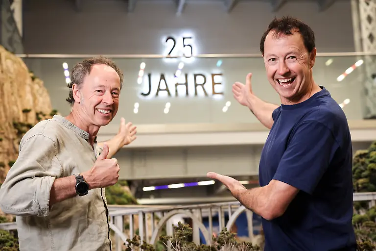 Gerrit-und-Frederik-r-Braun-Gruender-und-Geschaeftsfuehrer-des-Miniatur-Wunderland-stehen-vor-der-Baustelle-der-Themenwelt-Regenwald-im-Miniatur-Wunderland-Die-Brueder-Gerrit-und-Frederik-Braun-haben-2001-die-mittlerweile-groesste-Modelleisenbahnanlage-der-Welt-in-der-Speicherstadt-eroeffnet-und-damit-eine-Rekord-Touristen-Attraktion