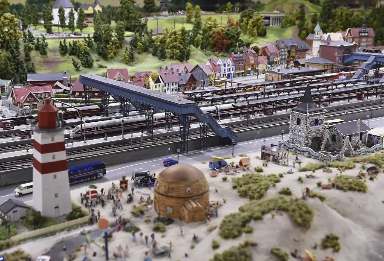 Bahnhof-in-Daenemark-im-Miniatur-Wunderland-Hamburg-Deutschland-Europa