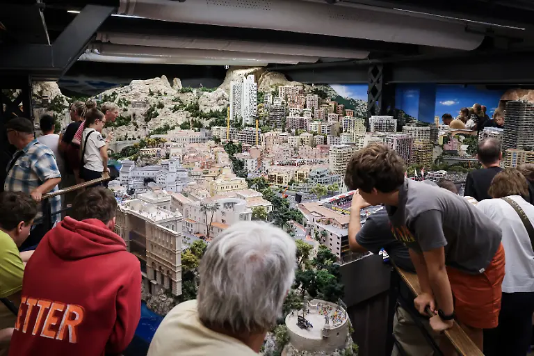 Blick-auf-die-Themenlandschaft-Monaco-mit-Formel-1-Rennstrecke-im-Miniatur-Wunderland-Die-Brueder-Gerrit-und-Frederik-Braun-haben-2001-die-mittlerweile-groesste-Modelleisenbahnanlage-der-Welt-in-der-Speicherstadt-eroeffnet-und-damit-eine-Rekord-Touristen-Attraktion
