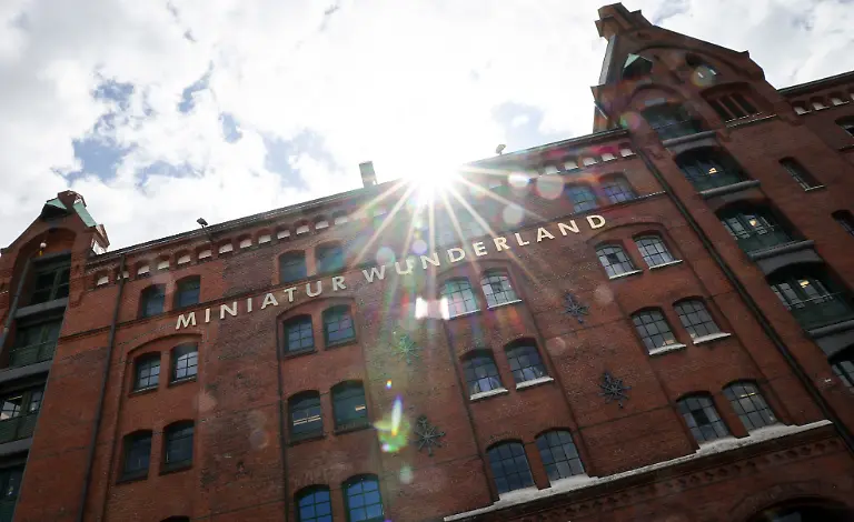 Aussenansicht-der-historischen-Speicherhaeuser-in-der-Speicherstadt-in-denen-unter-anderem-das-Miniatur-Wunderland-seine-Heimat-hat-Die-Brueder-Gerrit-und-Frederik-Braun-haben-2001-die-mittlerweile-groesste-Modelleisenbahnanlage-der-Welt-in-der-Speicherstadt-eroeffnet-und-damit-eine-Rekord-Touristen-Attraktion
