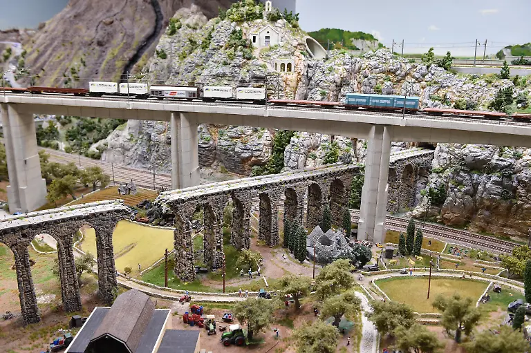 Bruecken-in-der-Modelleisenbahn-Anlage-im-Miniatur-Wunderland-Hamburg-Deutschland-Europa